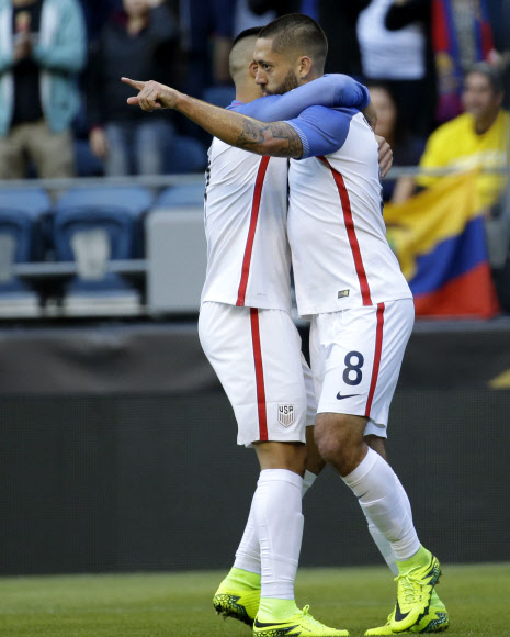 미국이 2016 코파아메리카 8강전 첫 경기에서 클린트 뎀프시의 헤딩 골로 에콰도르에 1-0으로 앞서면서 전반전을 마쳤다. 사진=AP 연합뉴스