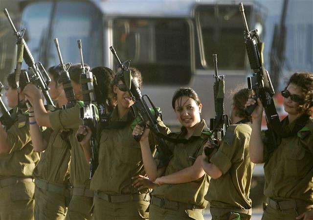 이스라엘 여군들이 가자 지구 외곽에 위치한 한 기지에 모여 자신들의 무기를 점검하고 있다. 이스라엘에서도 여성들이 군에 징집돼 21개월간 복무한다. AP 연합뉴스