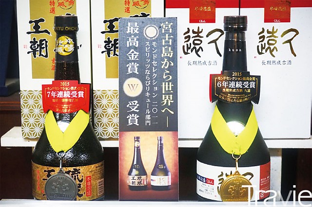 미야코지마를 대표하는 술 ‘아와모리’. ‘타라가와多良川’ 주조장에서 만든 아와모리는 명품으로 취급받는다. 그중 ‘류큐오초琉球王朝’를 포함한 두 개의 브랜드가 몽드 셀렉션에서 금상과 은상을 수상했다