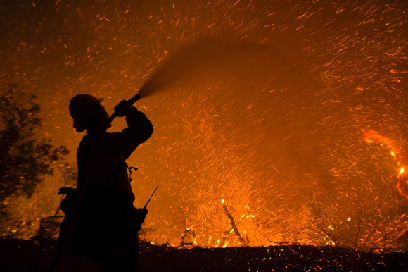 美 캘리포니아 산불… 여의도 10배 불타 ‘비상사태 선포’ 