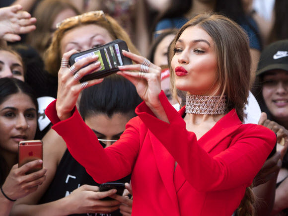 모델 지지 하디드가 19일(현지시간) 캐나다 토론토에서 열린 ‘머치뮤직 비디오 어워즈(Much Music Video Awards)’에 참석해 레드 카펫에서 포즈를 취하고 있다. AP 연합뉴스