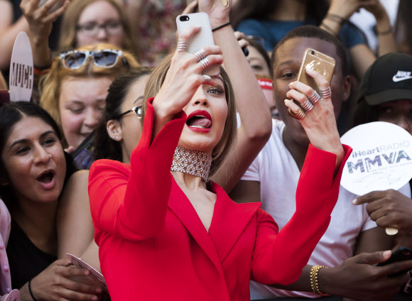 모델 지지 하디드가 19일(현지시간) 캐나다 토론토에서 열린 ‘머치뮤직 비디오 어워즈(Much Music Video Awards)’에 참석해 레드 카펫에서 포즈를 취하고 있다. AP 연합뉴스