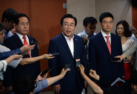 20일 서울 국회를 찾은 서병수 부산시장이 신공항과 관련한 자신의 입장을 밝히고 있다.  박지환기자 popocar@seoul.co.kr