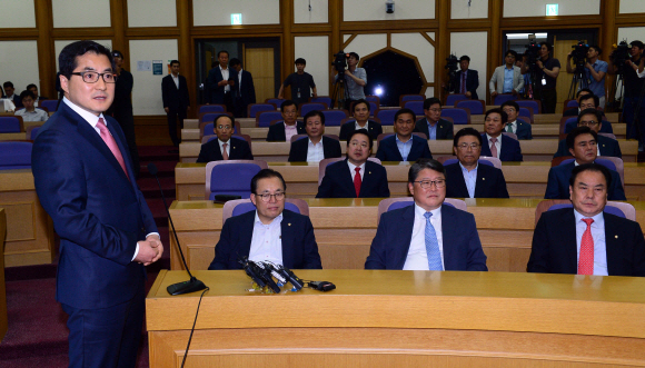 20일  국회 의원회관에서 새누리당 내 친박계 의원들이 복당문제 등 당 현안을 논의하고자 비공개회의를 하고 있다.  정연호 기자 tpgod@seoul.co.kr