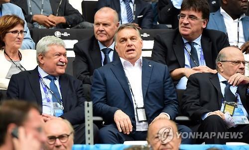 유로 2016 헝가리 경기의 오르반 총리(중앙)  AFP 연합뉴스