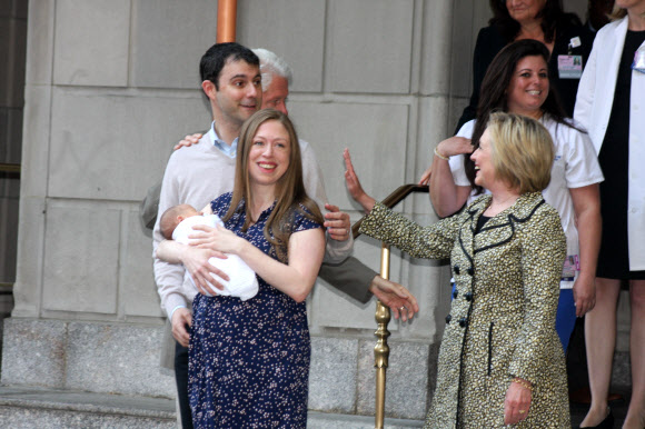 첼시 클린턴이 20일(현지시간) 새로 태어난 그녀의 아들 에이단을 안고 있다. 그녀의 주변에서 남편 마크 메즈빈스키(뒷줄 왼쪽), 아버지인 빌 클린턴 전 미국 대통령(남편 뒤), 미국 민주당 대선후보로 사실상 확정된 힐러리 클린턴 전 국무장관(오른쪽)이 기뻐하고 있다. 이 부부는 9월이면 2살 되는 첫째 딸 샬럿이 있다. AP 연합뉴스