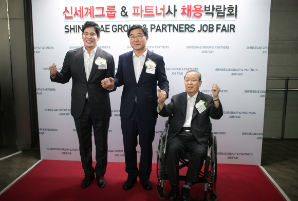 정용진 신세계 부회장(왼쪽부터), 이기권 고용노동부 장관, 박승규 한국장애인고용공단 이사장이 21일 서울 삼성동 코엑스에서 열린 ’신세계 그룹 & 파트너사 채용박람회’에서 참석해 손을 맞잡고 있다. 2016. 06. 21 도준석 기자 pado@seoul.co.kr