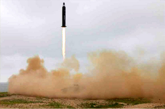 북한이 공개한 ’중장거리 전략탄도로케트 화성-10’(무수단 미사일)의 시험발사 사진
