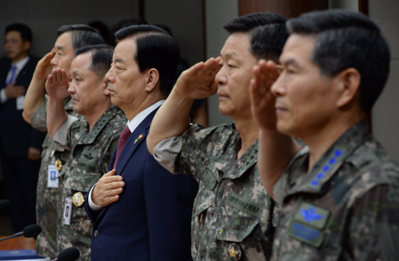한민구 국방부 장관이 23일 국방부에서 2016년 전반기 전군 주요지휘관회의를 주재하고 있다. 박윤슬 기자 seul@seoul.co.kr