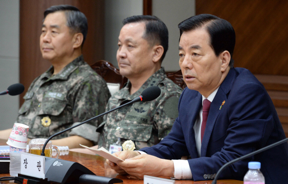 한민구 국방부 장관이 23일 국방부에서 2016년 전반기 전군 주요지휘관회의를 주재하고 있다.  박윤슬 기자 seul@seoul.co.kr