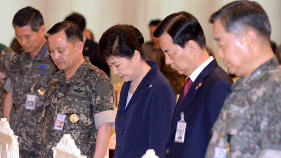 박근혜 대통령이 23일 청와대에서 열린 전군 주요지휘관 격려 오찬 행사에 순국선열에 대한 묵념을 하고 있다.  안주영 기자 jya@seoul.co.kr