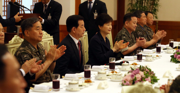 23일 오전 박근혜대통령이 청와대 충무실에서 열린 전군 주요지휘관 격려 오찬에 참석해 인사말을 하고 있다.  안주영 기자 jya@seoul.co.kr