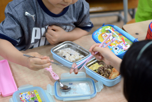 서울지역 학교비정규직노동자들이 총파업에 들어가 일부 학교 급식이 중단된 23일 서울 시내 한 초등학교 교실에서 학생이 급식을 대신해 집에서 싸온 도시락을 먹고 있다. 박윤슬 기자 seul@seoul.co.kr