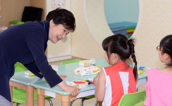 박근혜 대통령이 23일 오후 서울 숭인초등학교를 방문해 돌봄교실을 참관하고 있다.  안주영 기자 jya@seoul.co.kr