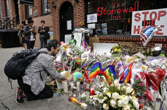 ▲ 미국 동성애자 인권운동의 발상지인 뉴욕 그리니치 빌리지의 ‘스톤월 인’(Stonewall Inn)이 국가기념물로 지정됐다고 16일(현지시간) 보도됐다. 스톤월 인은 ‘게이 바’로, 1969년 6월 경찰이 이곳에 들이닥쳐 동성애자들을 마구잡이로 체포한 사건을 계기로 미전역에서 동성애자 인권 유린에 항의하는 시위, 이른바 ‘스톤월 항쟁’이 시작됐다. AP 연합뉴스