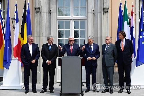 EU 창설 6개국 외무장관과 함께 기자회견을 하는 슈타인마이어 독일 외무장관(왼쪽 3번째) 사진=AFP 연합뉴스 