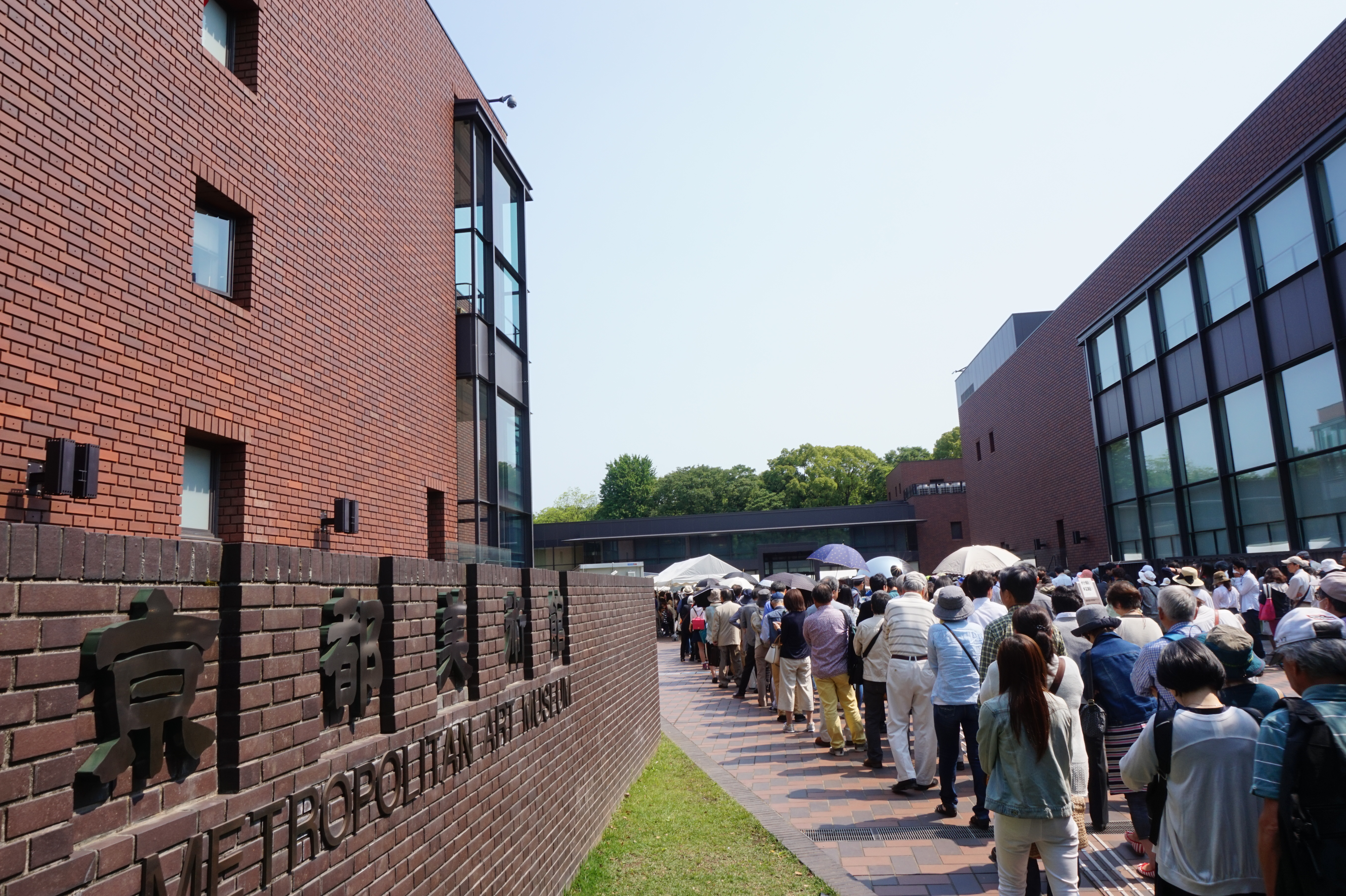 개관 90주년을 맞는 도쿄도미술관은 블럭버스터급 기획전으로 유명하다. 이토자쿠추전을 보려는 관람객들이 길게 줄을 서 있다.
