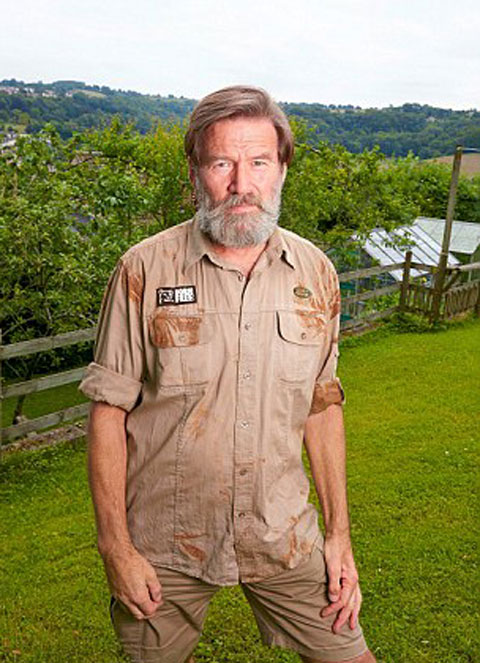 거대한 황소코끼리에 공격당한 이안 레드몬드가 사건 당일 코끼리의 진흙 발에 걷어차인 옷을 입은 채 기념사진을 찍고 있는 모습.