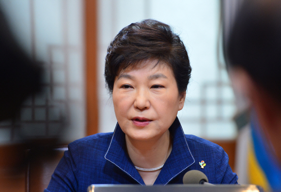박근혜 대통령이 27일 청와대에서 열린 수석비서관회의에서 모두발언 하고 있다. 안주영 기자 jya@seoul.co.kr