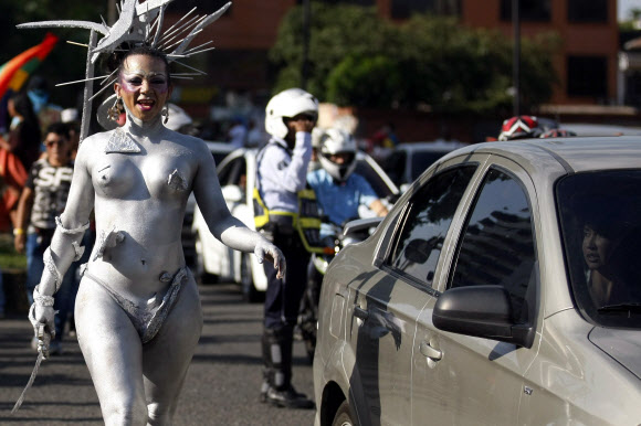 26일(현지시간) 콜롬비아 칼리에서 열린 게이 프라이드 퍼레이드에서 한 여성이 벌거벗은 채로 거리를 행진하고 있다. AFP 연합뉴스