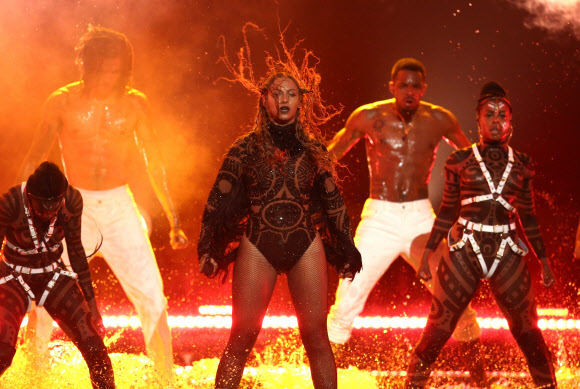 비욘세가 26일(현지시간) 미국 LA 마이크로소프트 씨어터에서 열린 ‘BET 어워드(BET Awards)’ 오프닝 무대를 화려하게 장식하고 있다. AP 연합뉴스