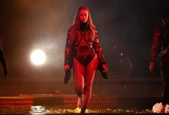 비욘세가 26일(현지시간) 미국 LA 마이크로소프트 씨어터에서 열린 ‘BET 어워드(BET Awards)’ 오프닝 무대를 화려하게 장식하고 있다. AP 연합뉴스