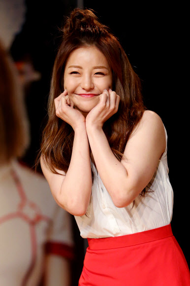 그룹 브레이브걸스 유정이 27일 오후 서울 강남구 일지아트홀에서 열린 세 번째 미니앨범 ’하이힐(High Heels)’ 쇼케이스에서 포즈를 취하고 있다.  연합뉴스