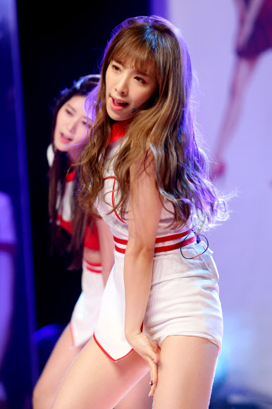 그룹 브레이브걸스 유진이 27일 오후 서울 강남구 일지아트홀에서 열린 세 번째 미니앨범 ’하이힐(High Heels)’ 쇼케이스에서 공연을 펼치고 있다.  연합뉴스