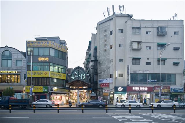 효자아파트 전경. 저층부 상가는 통인시장의 일부다. 통인시장 입구의 ‘아트게이트’는 필자의 작품으로, 2012년 대한민국 공공디자인 대상을 종로구청과 공동으로 수상했다. 건축가 황두진 제공