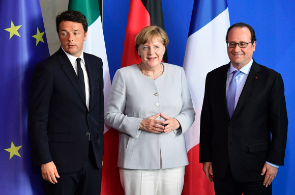 앙겔라 메르켈 독일 총리와 프랑수아 올랑드 프랑스 대통령, 마테오 렌치 이탈리아 총리는 27일(현지시간) 독일 베를린에서 정상회담을 갖고 리스본 조약 50조에 따라 영국이 유럽연합(EU)에 탈퇴 신청서를 제출하기 전에는 어떠한 협상도 없다는 것에 합의했다. 3국 정상은 또 EU에 안보와 경제 성장, 경쟁력을 끌어올릴 새로운 자극이 필요하다는 데에도 뜻을 모았다. 사진은 메르켈 총리(가운데)와 올랑드 대통령(오른쪽), 렌치 총리가 회담 후 기자회견장에서 함께 포즈를 취하고 있는 모습.  AFP 연합뉴스
