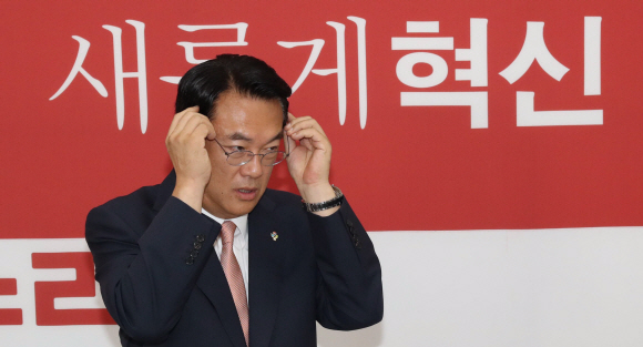 새누리당 정진석 원내대표가 28일 오전 국회 원내대표실에서 기자들을 만나 얘기를 나누던 중 안경을 고쳐 쓰고있다.  정연호 기자 tpgod@seoul.co.kr