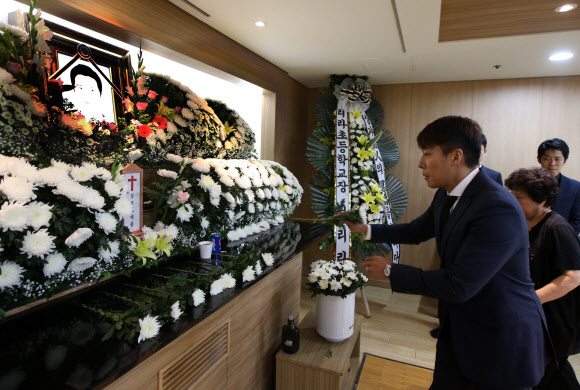 후배 오세종의 빈소 찾은 김동성