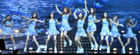 28일 서울 광진구 광장동 예스24 라이브홀에서 9인조 걸그룹 구구단의 쇼케이스가 열렸다. 쇼케이스에서 구구단이 “Wonderland’ 를 부르고 있다 이주상 기자 rainbow@sportsseoul.com