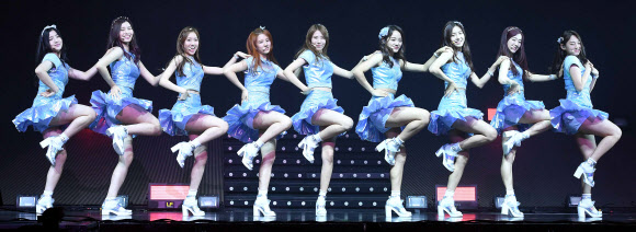 28일 서울 광진구 광장동 예스24 라이브홀에서 9인조 걸그룹 구구단의 쇼케이스가 열렸다. 쇼케이스에서 구구단이 “Wonderland’ 를 부르고 있다 이주상 기자 rainbow@sportsseoul.com