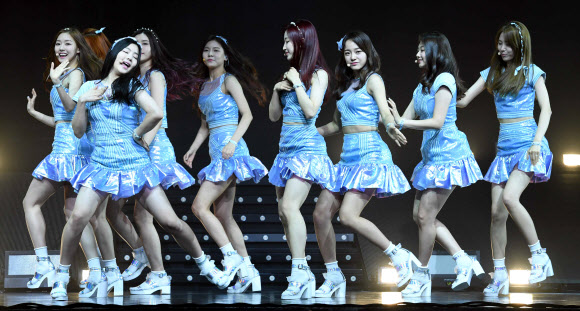 28일 서울 광진구 광장동 예스24 라이브홀에서 9인조 걸그룹 구구단의 쇼케이스가 열렸다. 쇼케이스에서 구구단이 “Wonderland’ 를 부르고 있다 이주상 기자 rainbow@sportsseoul.com