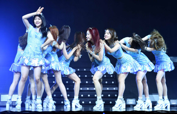 28일 서울 광진구 광장동 예스24 라이브홀에서 9인조 걸그룹 구구단의 쇼케이스가 열렸다. 쇼케이스에서 구구단이 “Wonderland’ 를 부르고 있다 이주상 기자 rainbow@sportsseoul.com