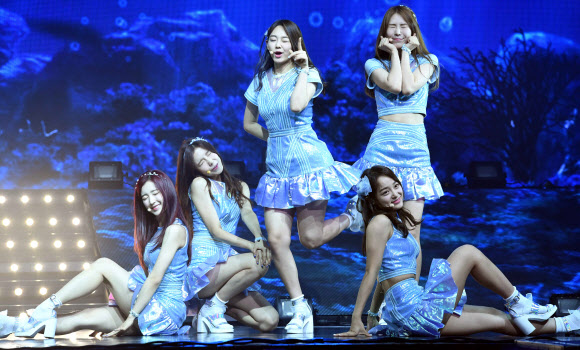 28일 서울 광진구 광장동 예스24 라이브홀에서 9인조 걸그룹 구구단의 쇼케이스가 열렸다. 쇼케이스에서 구구단이 “Wonderland’ 를 부르고 있다 이주상 기자 rainbow@sportsseoul.com