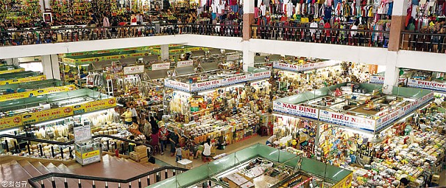식료품과 의류, 신발 가게들이 오밀조밀 모여 있는 한 마켓. 현지인과 여행자들의 즐거운 쇼핑 공간이다