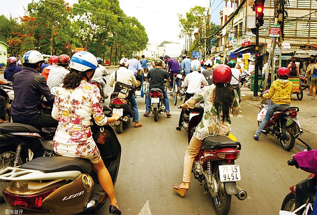 거리마다 오토바이로 가득찬 호치민시. 그래도 헬멧 착용 수준은 가히 세계 최고로 꼽힐 만하다