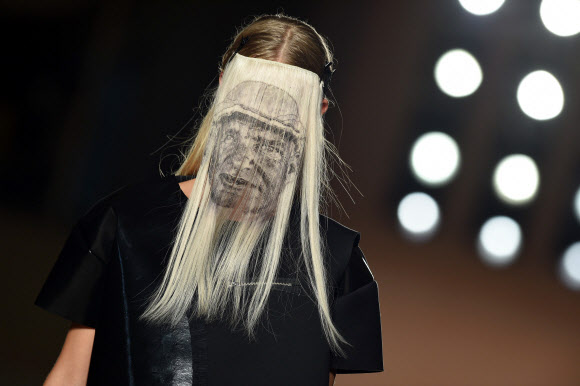 모델들이 28일(현지시간) 바르셀로나에서 열린 ‘080 바르셀로나 봄- 여름 2017 패션 위크(the 080 Barcelona spring-summer 2017 fashion week)’ 중 Txell Miras의 작품을 선보이고 있다. AFP 연합뉴스