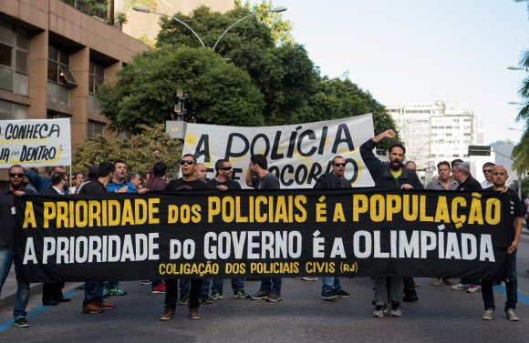 오는 8월 브라질 리우데자네이루 하계올림픽을 앞두고 브라질 경찰이 임금 체불과 열악한 근무 환경에 반발해 파업 시위에 나섰다. AP연합뉴스