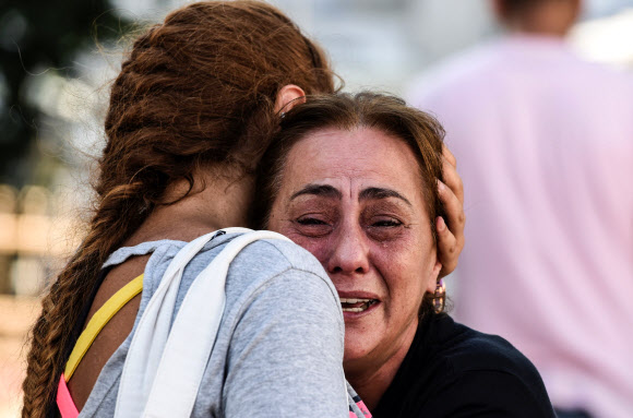 무고한 시민들을 희생시키는 테러는 언제쯤 끝날까. 터키 이스탄불 아타튀르크 국제공항에서 자살폭탄 테러가 발생한 다음날인 29일 한 어머니(오른쪽)가 자식을 잃은 슬픔에 오열하고 있다. 이스탄불 AFP 연합뉴스