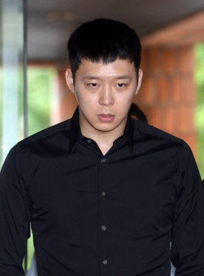 성폭행 혐의를 받고 있는 박유천이 30일 오후 피의자 신분으로 조사를 받기 위해 서울 강남경찰서로 들어서고 있다. 2016.6.30 도준석 기자 pado@seoul.co.kr