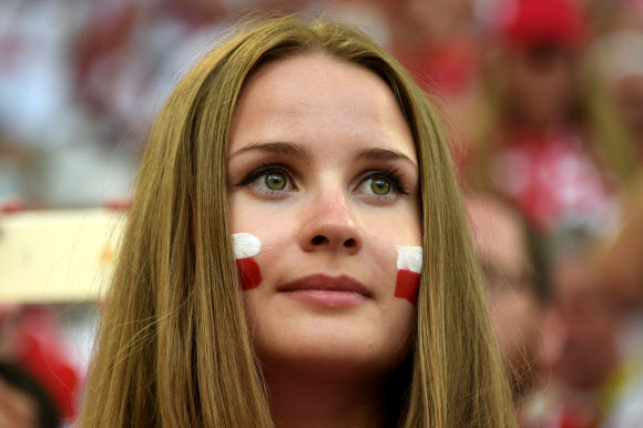 폴란드 여성팬이 30일(현지시간) 프랑스 마르세유 스타드 벨로드롬에서 열린 ‘유로 2016’ 8강전 포르투갈과 폴란드의 경기를 관람하고 있다. AFP 연합뉴스