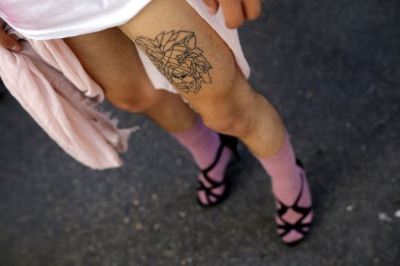 30일(현지시간) 스페인 마드리드에서 열린 ‘게이 프라이드’ 축제 행사중 하나인 하이힐 신고 달리기 대회에 참가한 남성이 경기를 기다리고 있다. AP 연합뉴스