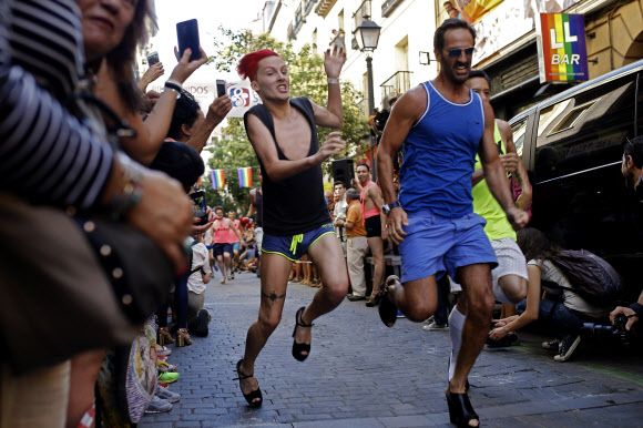 30일(현지시간) 스페인 마드리드에서 열린 ‘게이 프라이드’ 축제 행사중 하나인 하이힐 신고 달리기 대회에 참가한 남성들이 열심히 달리고 있다. AP 연합뉴스