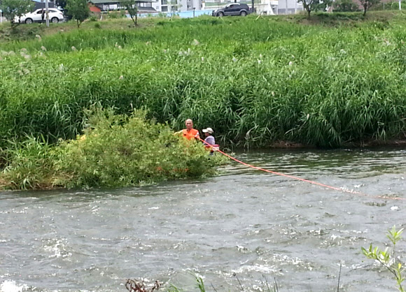 1일 오전 10시 10분쯤 전북 남원시를 흐르는 ‘요천’에서 불어난 물에 3명이 휩쓸려 1명이 중태에 빠지는 사건이 발생했다. 연합뉴스