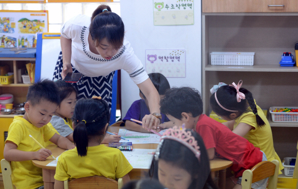 정부의 맞춤형 보육 정책 시행 첫 날인 1일 서울 성동구의 한 민간어린이집에서 어린이들이 수업을 받고 있다. 박윤슬 기자 seul@seoul.co.kr