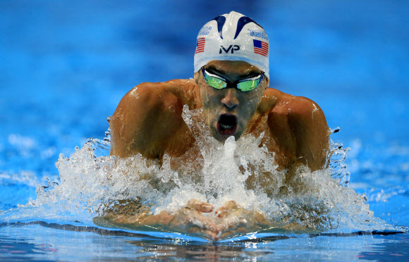 ‘수영황제’ 마이클 펠프스가 30일(현지시간) 미국 네브래스카주 오하마 센추리링크 센터에서 열린 리우올림픽 미국 수영대표선발전 남자 200m 개인 혼영에 출전해 혼신의 힘을 다해 경기에 임하고 있다. AP 연합뉴스