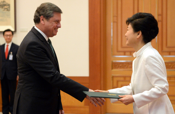 박근혜 대통령은 1일 주한 브라질 대사로부터 신임장을 제정받고있다.  안주영 기자 jya@seoul.co.kr